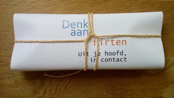 Denk aan flirten. Uit je hoofd, in contact