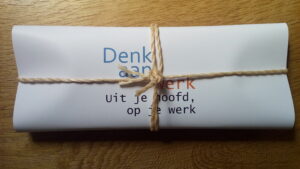 Denk aan je werk. Uit je hoofd op je werk.